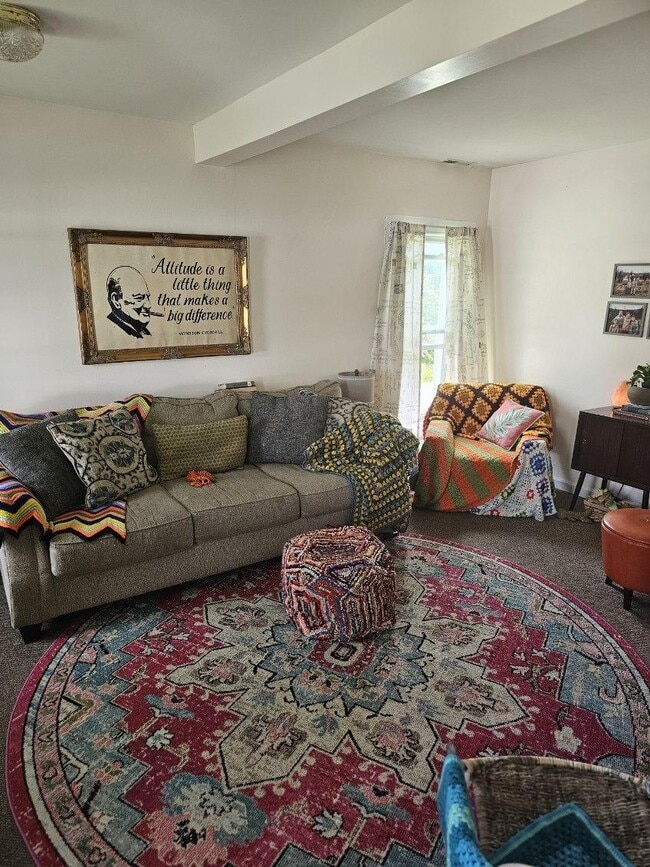 Living room - 1001 Kendall St