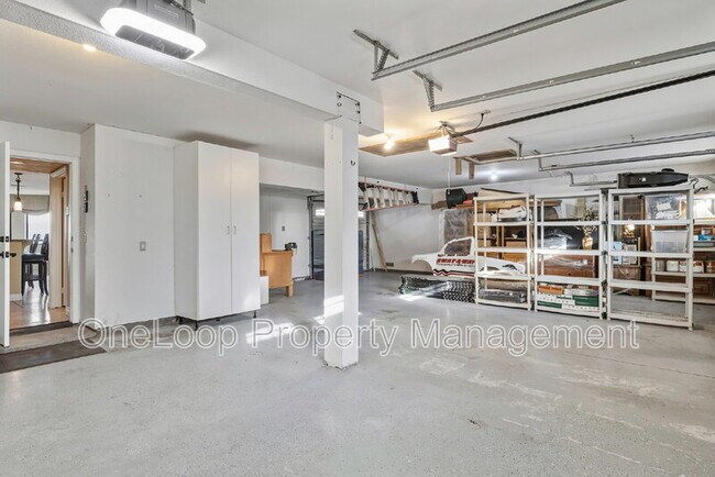 Building Photo - 493 Summerhill View