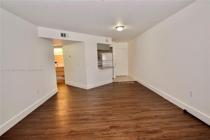 Building Photo - 8333 Lake Dr
