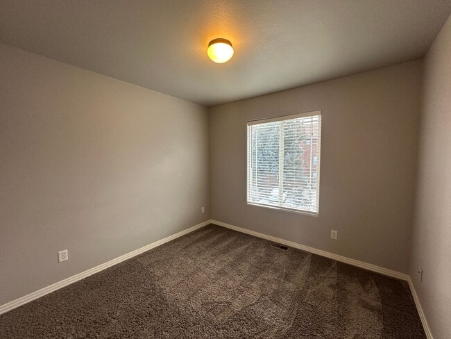 Building Photo - Beautiful 3/3/2 West Side Townhome with Views Available Now!!!