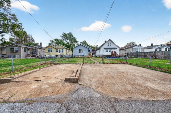 Building Photo - 5324 Nagel Ave