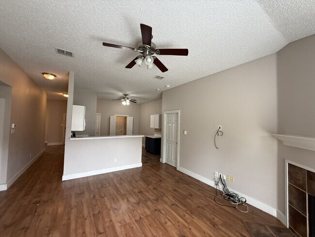 Building Photo - 1100 Alexandria Dr
