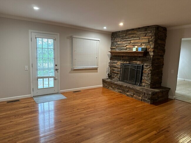 Building Photo - 3 Bedroom 2 Bathroom in Parkway North School District!