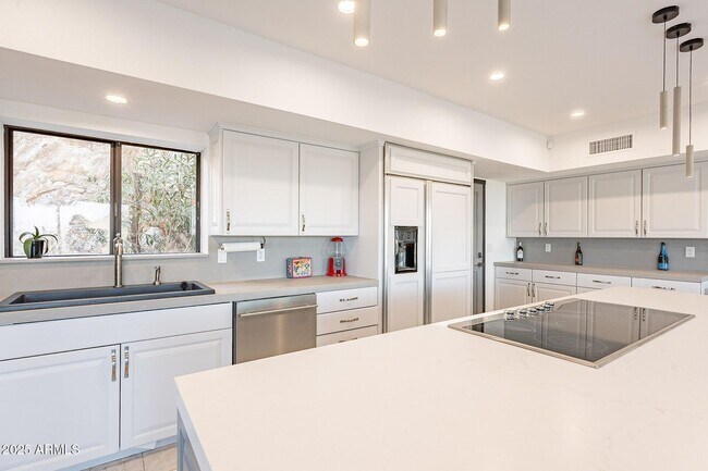 Building Photo - 7044 N Hillside Dr