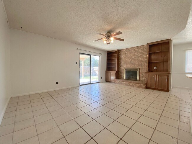 Building Photo - West El Paso 4 bed refrig A/C Home!