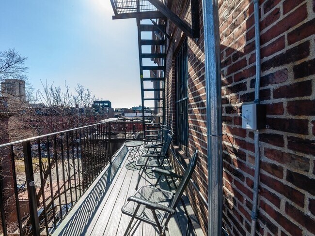 Building Photo - 1662 Washington St