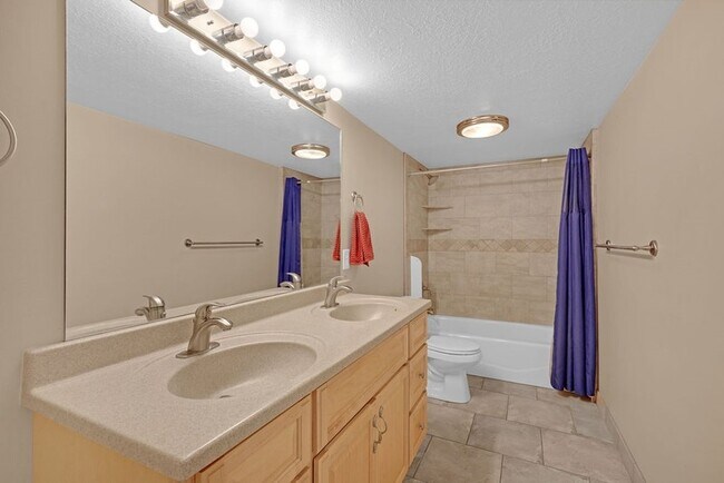 Building Photo - 2093 E View Dr