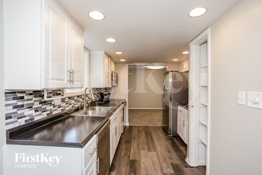 Building Photo - 8053 Harvest Ln