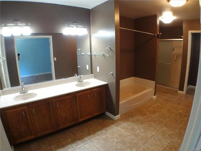 Master Bathroom (2nd Floor) - 1730 Falcon Dr