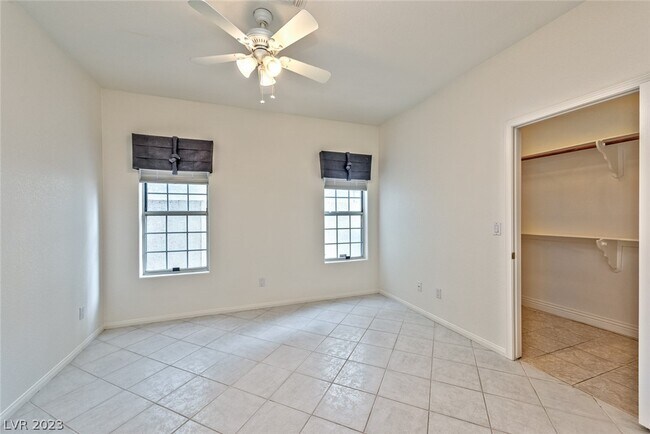 Building Photo - 2740 N Lakecrest Dr