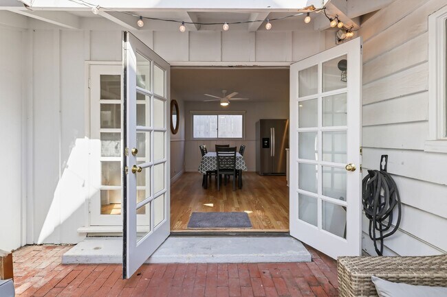 Building Photo - Furnished Balboa Peninsula Point Cottage Home | Available November 1st – April 30th