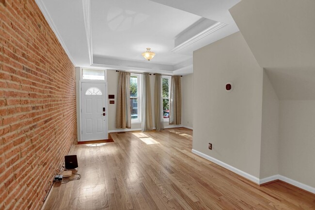 Building Photo - Chic City Living at 2308 E Fairmont Ave!