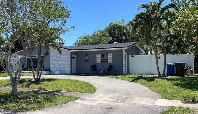 Building Photo - 4420 NW 30th Ct