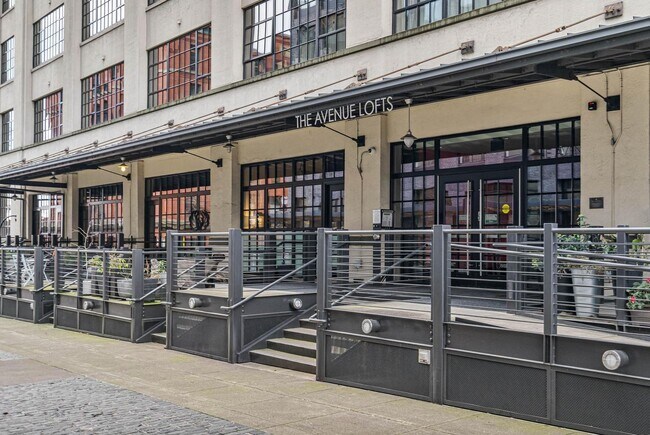 Building Photo - Stylish, south-facing 1-bdrm/1-bath loft in the Pearl—Deeded parking & storage