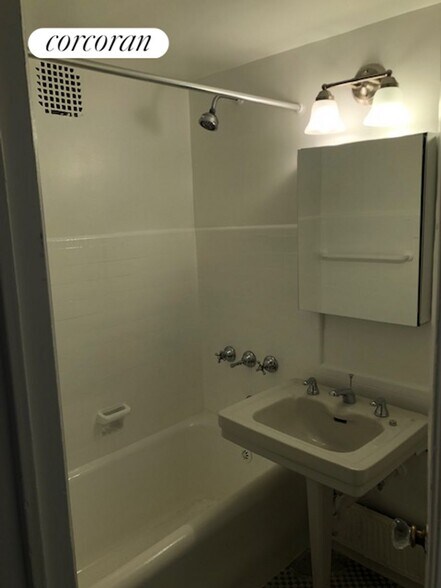 Building Photo - 5 Tudor City Pl