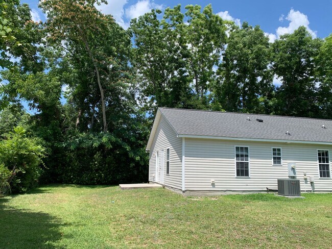 Building Photo - 3 BD, 2 BA House: Freshly Painted + New Flooring + Available Now!