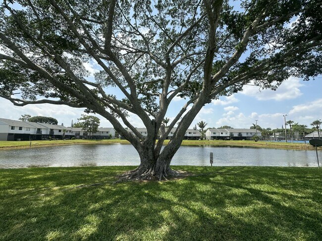 Building Photo - 2404 Seaside Dr