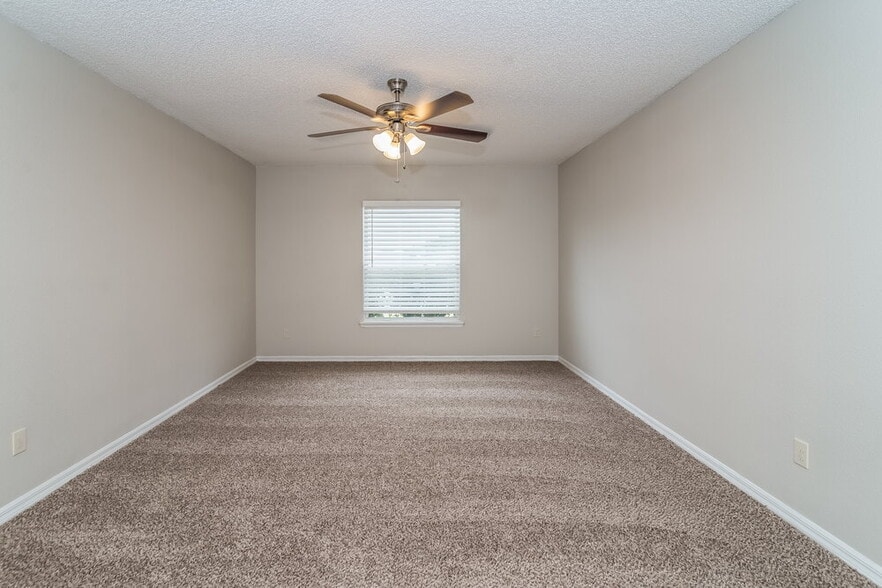 Building Photo - 975 Deer Spring Dr