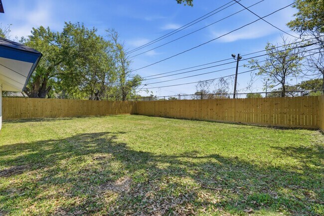 Building Photo - 5962 Ridgeway Dr