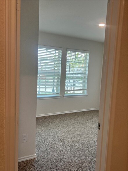 Building Photo - 4100 Malachite Dr