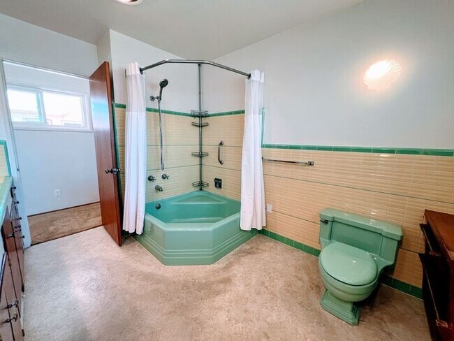 Building Photo - 3 Bed, 2 Bath, 2 Car Garage with Ocean Vie...