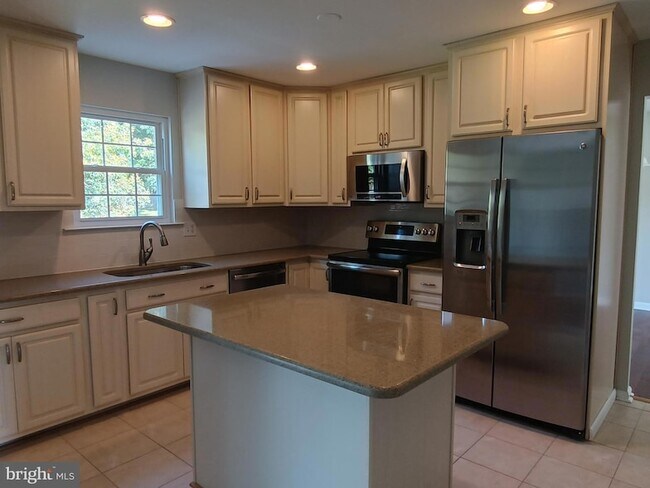 Building Photo - 345 Silver Ridge Dr