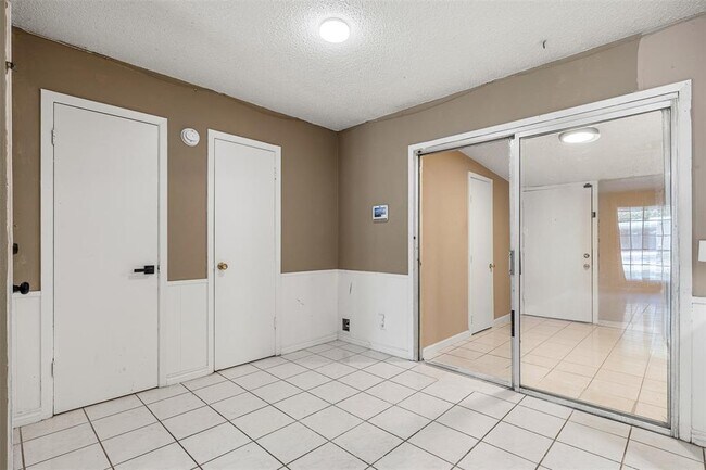 Building Photo - 9407 N Creek Dr