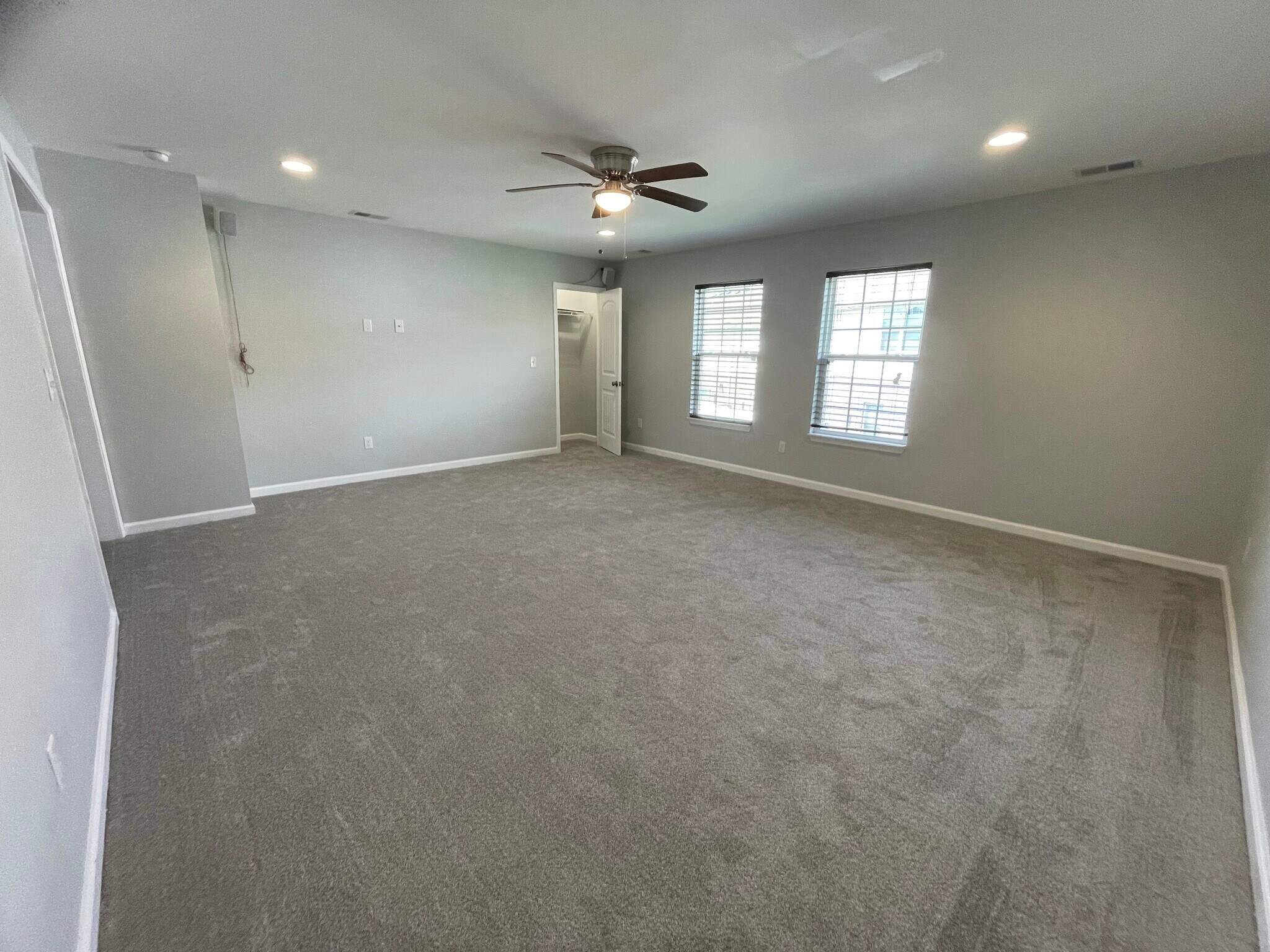Building Photo - 1605 Villa Cir