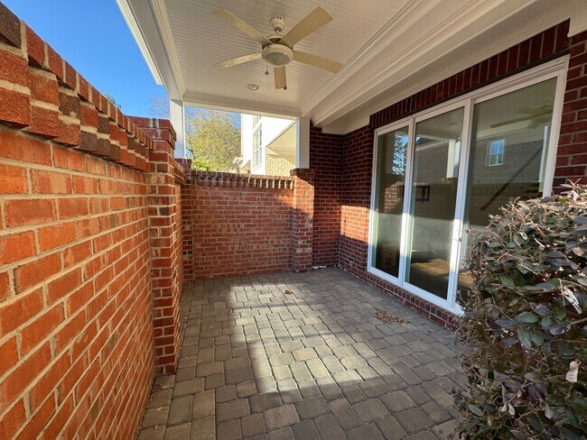 Building Photo - Available to Show