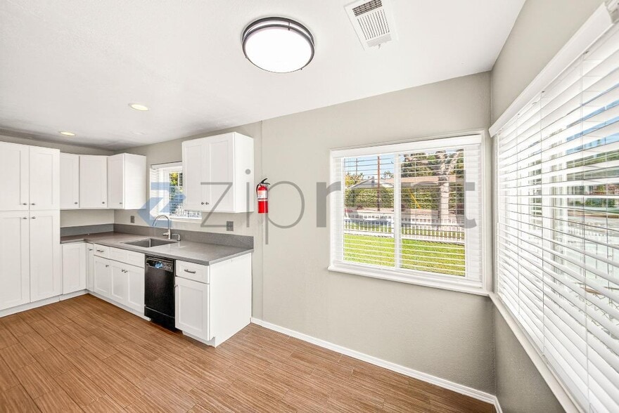 Building Photo - 11758 Broadway Ave