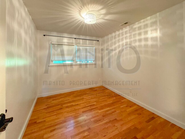 Building Photo - Sprawling South Hill Rancher on Park-like ...