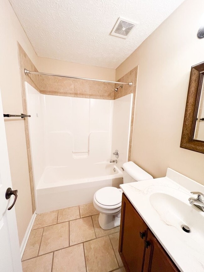 Building Photo - 2 Bedroom 1.5 Bathroom Townhome