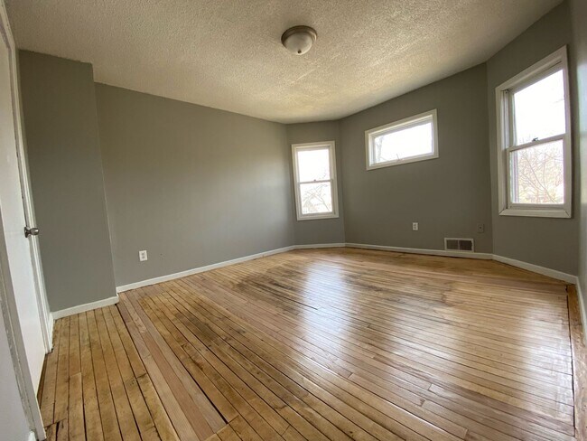 Building Photo - Amazing 4 Bedroom 1 Bathroom Townhome in M...