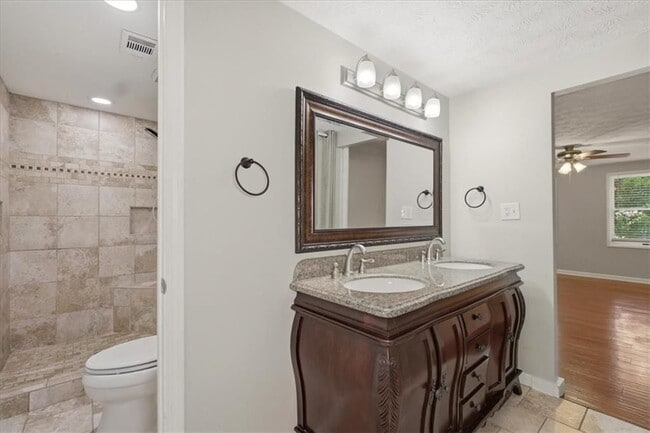 Building Photo - 9470 Hillside Dr