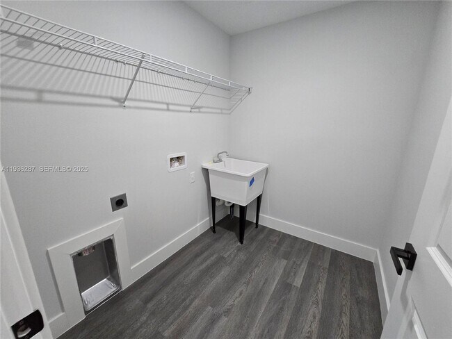 Building Photo - 1605 W 11th St