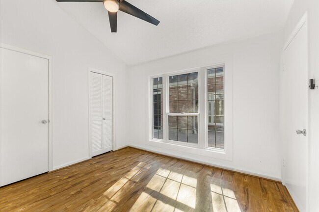 Building Photo - 33 Crystal Lake Ln