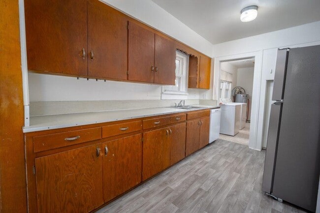 Building Photo - 1020 E Hurd St