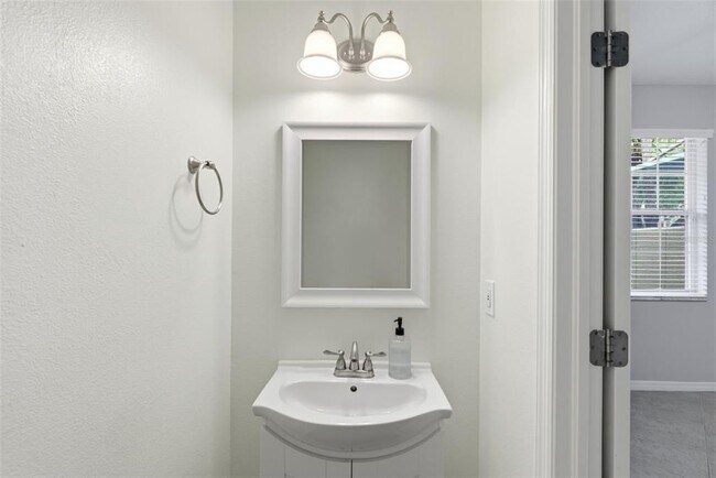 Building Photo - 3011 Pointeview Dr