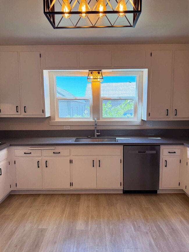 Building Photo - Spacious Two-Story Ranch Home Near Sonoma
