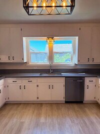 Building Photo - Spacious Two-Story Ranch Home Near Sonoma
