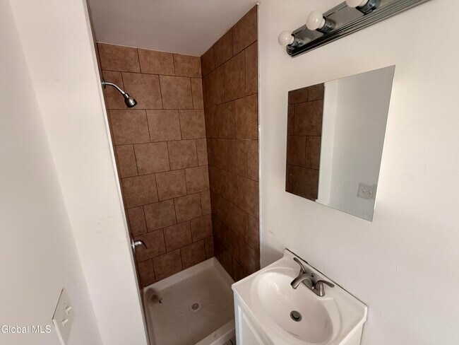 Building Photo - 8 Gardiner St