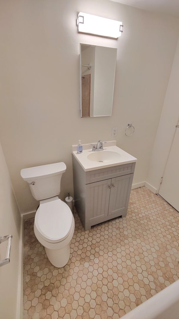 Building Photo - *Recently Updated & Spacious 3BD/1BA Duplex Unit Available for Rent in Castle Shannon*