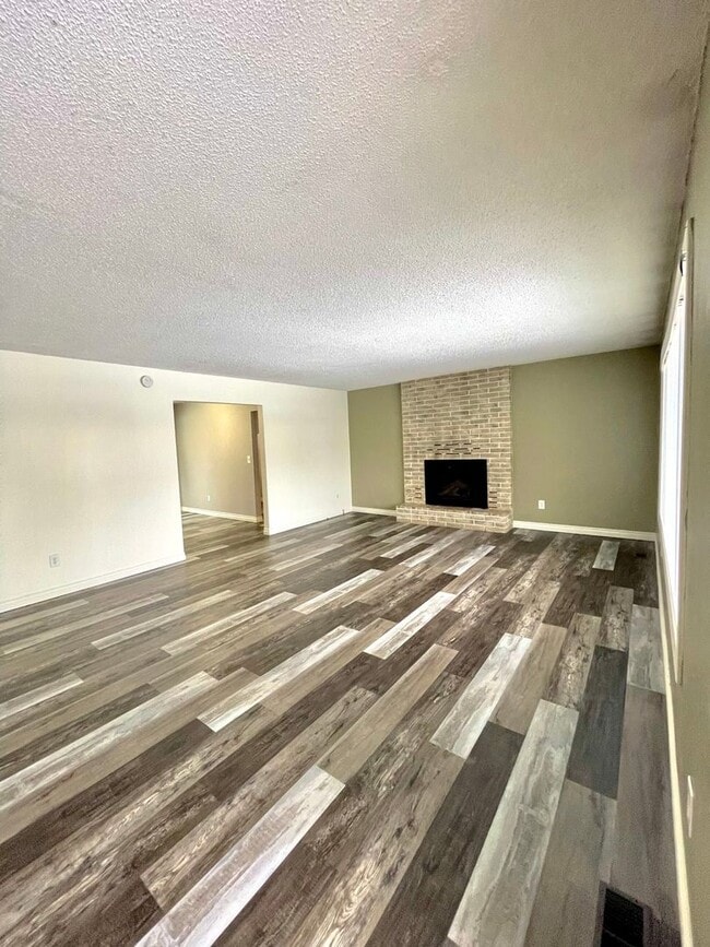 Building Photo - 3 Bedroom, 2 bath house