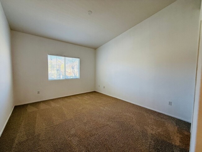 Building Photo - Recently Updated Condo-Available Soon!