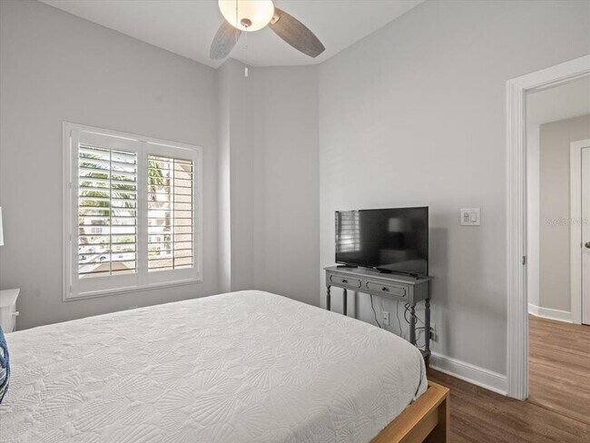 Building Photo - 5900 Bahia Del Mar Cir N