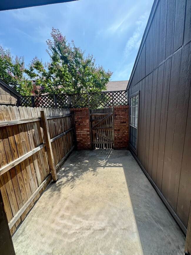 Building Photo - 4041 Evergreen St