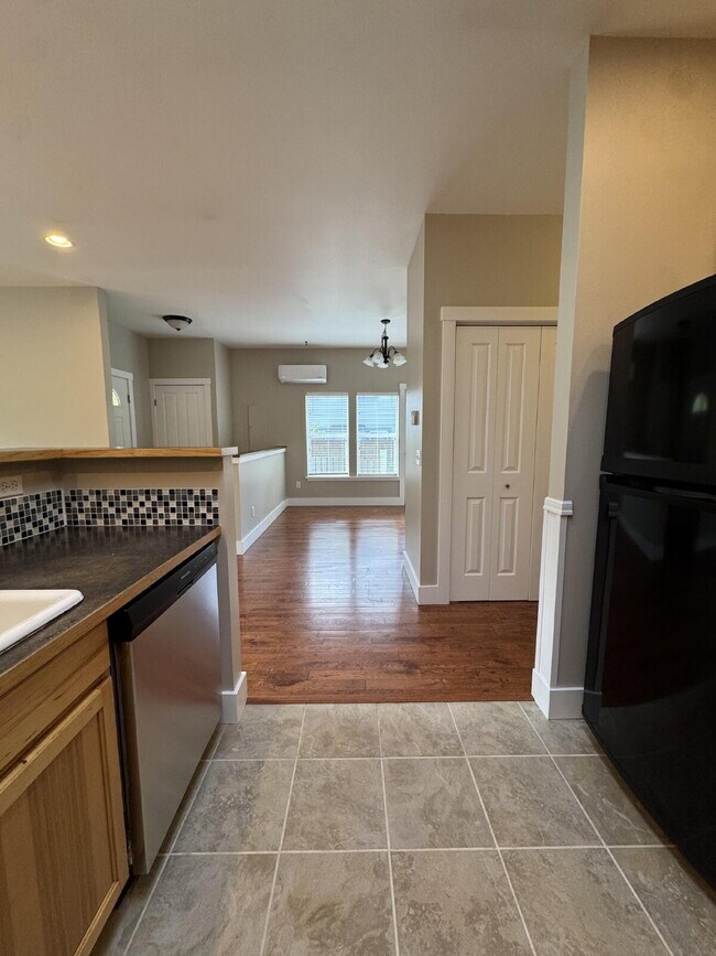 Building Photo - Single-family 3-bedroom home in a desirable neighborhood in town!