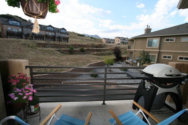 Building Photo - Stunning & Contemporary Open Floor 2 BR Co...