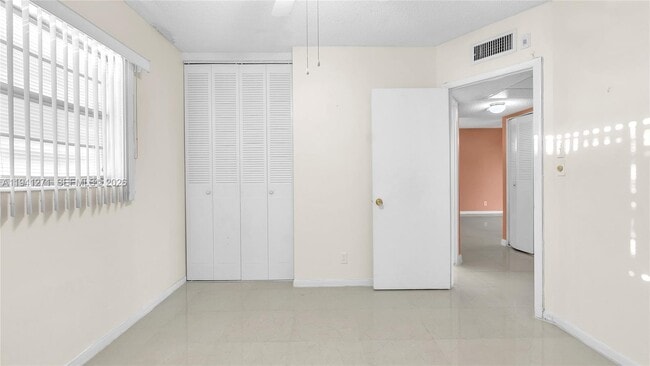 Building Photo - 5041 W Oakland Park Blvd