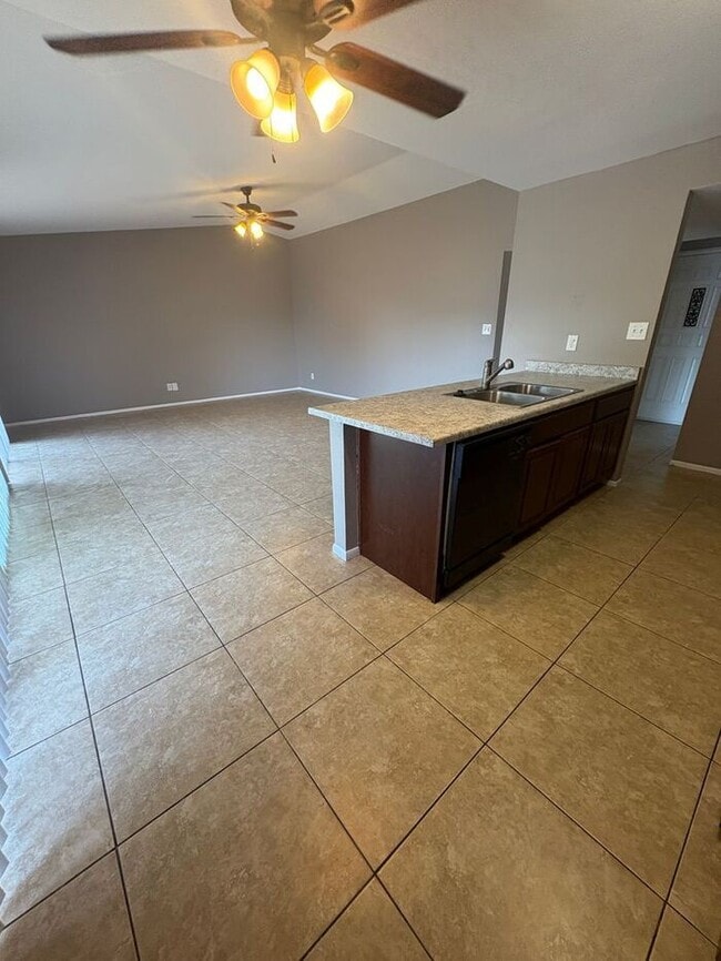 Building Photo - READY TO VIEW NOW! Spacious 3 Bed 1 Bath Home in Phoenix with all New Windows